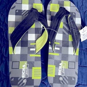 Men’s size 9 flip-flops.